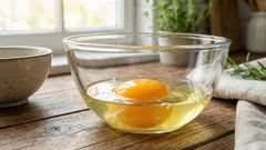 Gli esperti hanno spiegato perché non si possono mangiare uova crude: non è solo una questione di batteri