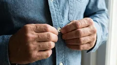 Perché gli uomini e le donne hanno bottoni diversi sui vestiti: la sorprendente storia di un'abitudine